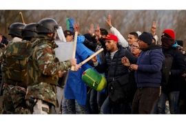Napeto u Đevđeliji: Migranti protestvuju na žičanoj ogradi, vojska ...