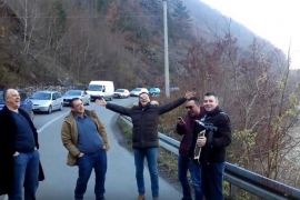 I ovo je BiH: Harmonikom i pjesmom protiv saobraćajne gužve (VIDEO)