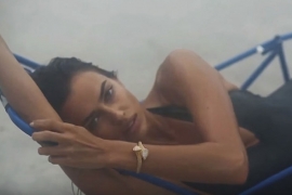 Vrela i seksi: Ovako vam Irina Šajk želi srećne praznike (VIDEO)