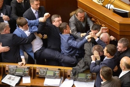 Tuča poslanika u parlamentu Ukrajine (VIDEO)