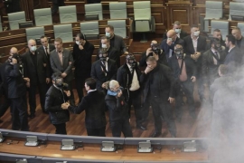 Haos iz parlamenta se preselio na ulice Prištine