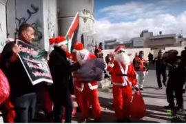 Sukob Palestinaca u odjeći Deda Mraza i policije (VIDEO)