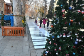 Mostar: Božićne pjesme na najvećem klaviru na svijetu (FOTO)