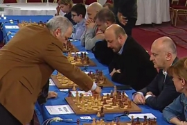 Kasparov za 2 sata pobijedio 18 izazivača (VIDEO)