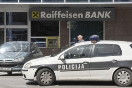 Lukavac: Maskirani razbojnici opljačkali Raiffeisen banku, odnijeli ...