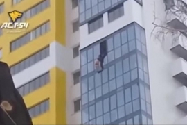 Šokantno: Rus pola sata visio na 15. spratu, spasila ga nogavica ...