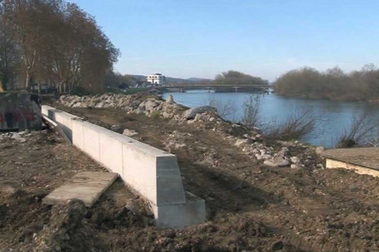 U toku radovi na sanaciji unskog nasipa vrijedni 360.000 KM