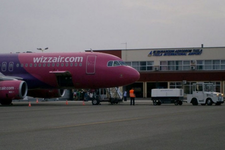 Šta se dešava na aerodromu "Dubrave": Putnici zarobljeni osam sati