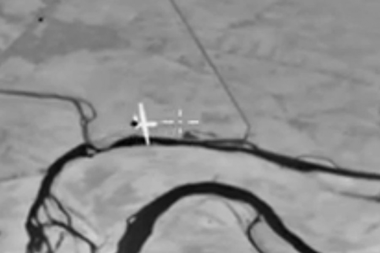 Ruski dron uhvatio u špijunaži američkog drona (VIDEO)