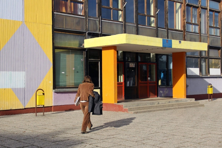 Banjaluka: Privatni čuvar paziće učenike?