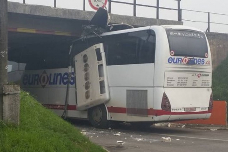 Nesvakidašnja saobraćajna nesreća: Autobus se zaglavio ispod nadvožnjaka