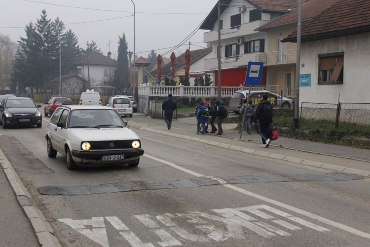 Mještani Karađorđeve ulice upozoravaju na ugroženost pješaka  