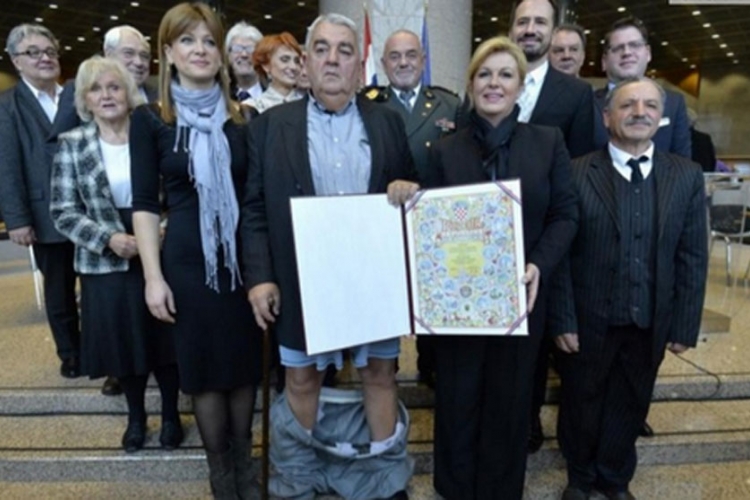 Aktivisti spale hlače dok se slikao sa predsjednicom Hrvatske (FOTO)