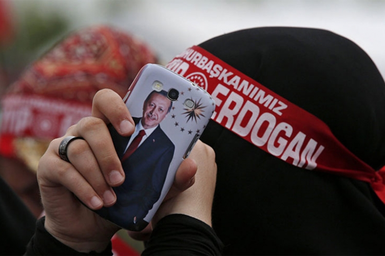 Pogledajte kako Erdoganovi sljedbenici pozivaju na obaranje ruskih aviona (VIDEO)