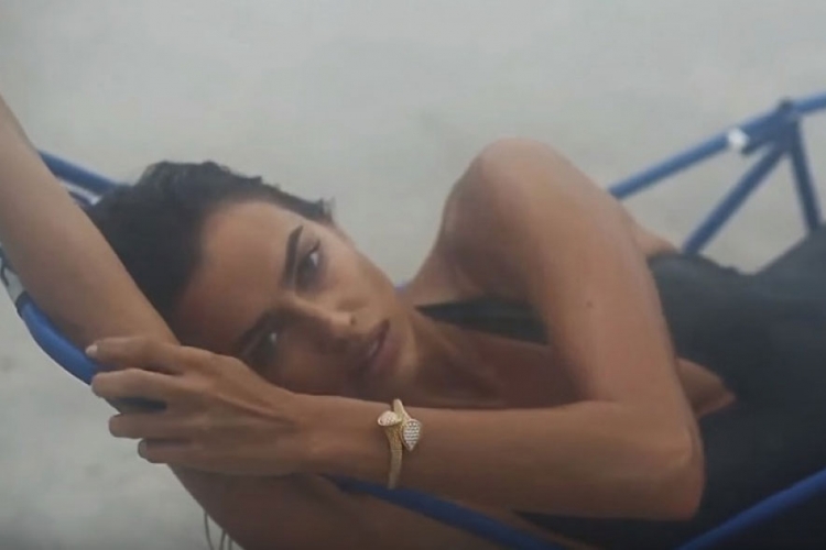Vrela i seksi: Ovako vam Irina Šajk želi srećne praznike (VIDEO)