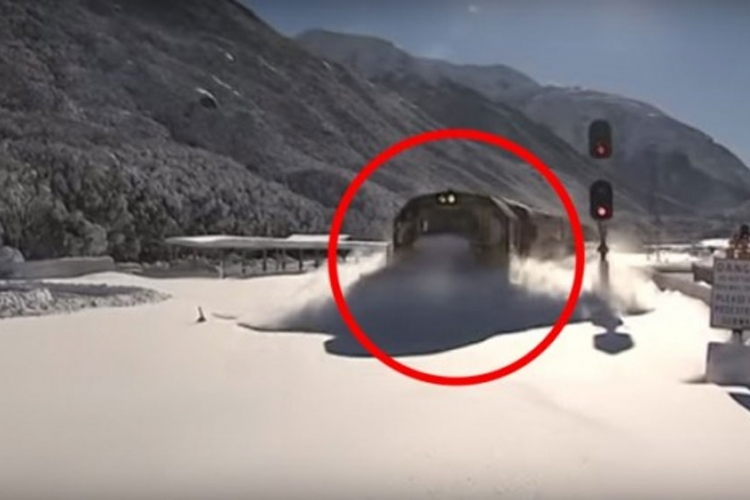 Snijeg zatrpao prugu, ali snaga ovog voza je nevjerovatna (VIDEO)