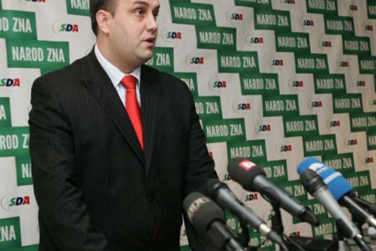 Asim Sarajlić ipak nije podnio ostavku na mjesto šefa Kluba SDA