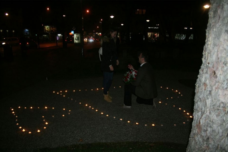  Udaj se za mene: Nesvakidašnja prosidba u parku u Banjaluci (FOTO)