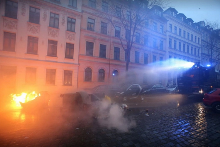 Lajpcig: Policija vodenim topovima rastjerivala demonstrante (FOTO)