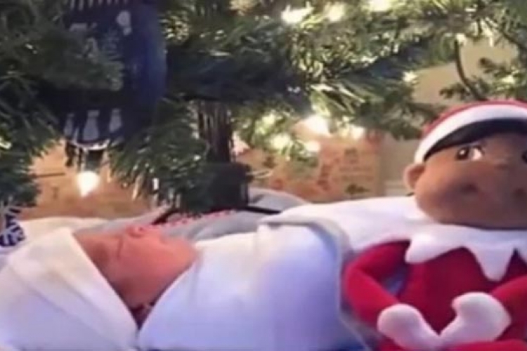 Pogledajte reakciju sestara kad su ispod jelke zatekle bebu (VIDEO)