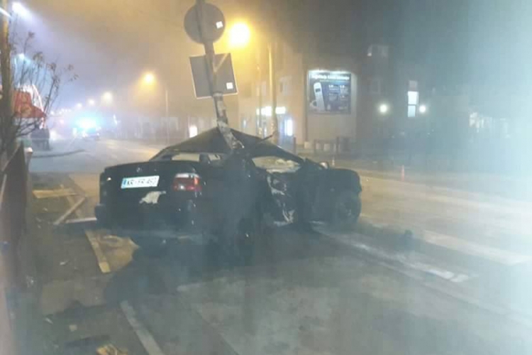 Bihać: Stub prepolovio BMW, suvozač poginuo