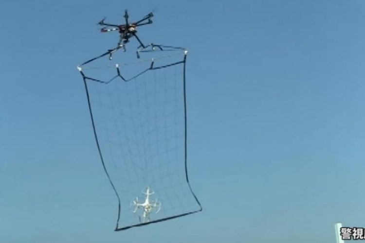 Japanska policija ilegalne dronove lovi mrežom (VIDEO)