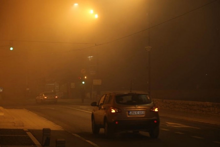 Sarajevo: Gust smog i magla prekrili grad, otežano odvijanje saobraćaja