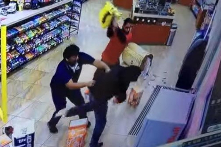 Htio opljačkati trgovinu, pa "naletio" na tri Čaka Norisa (VIDEO)