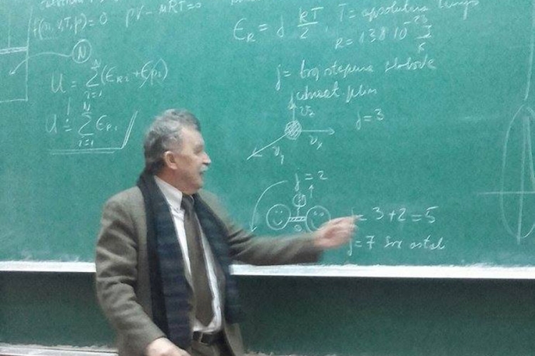 Tuzla: Profesor u molekulama nacrtao smajlije kako bi studenti bolje razumjeli materiju