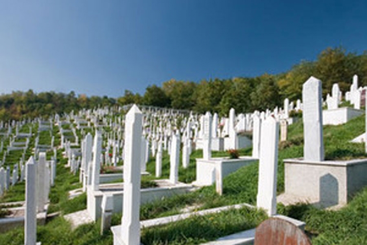 Mladić iz Prijedora vrijeđao prisutne na muslimanskom groblju