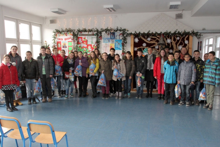 Centar "Zaštiti me": Učenici uručili darove učenicima