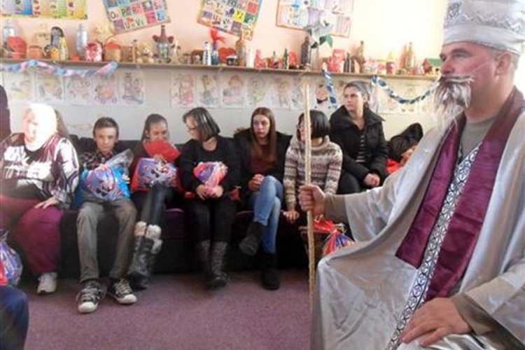 Novi Grad: Nikoljdanski paketići za djecu iz "Iskre"