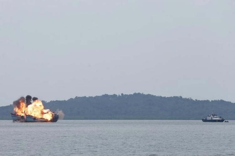 Potonuo brod u Indoneziji, nestalo 100-ak putnika