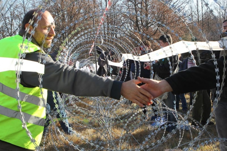 Protest na slovenačko hrvatskoj granici u Istri zbog žilet žice