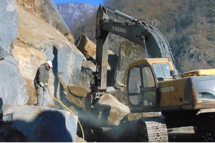 Put Jablanica-Prozor blokirala ogromna stijena, saobraćaj obustavljen do daljnjeg