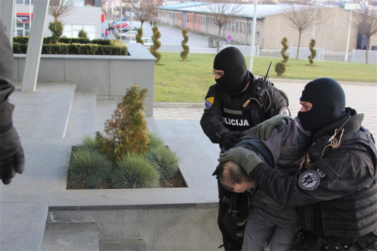 SIPA uhapsila pet osoba zbog krijumčarenja oružja u BiH, Srbiji i Njemačkoj