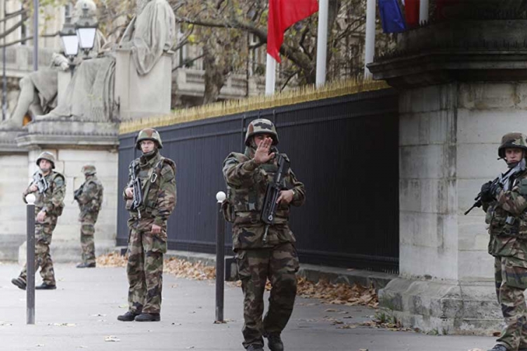 Pariz: Uhapšena žena sa lažnim trudničkim stomakom, nosila bombu?