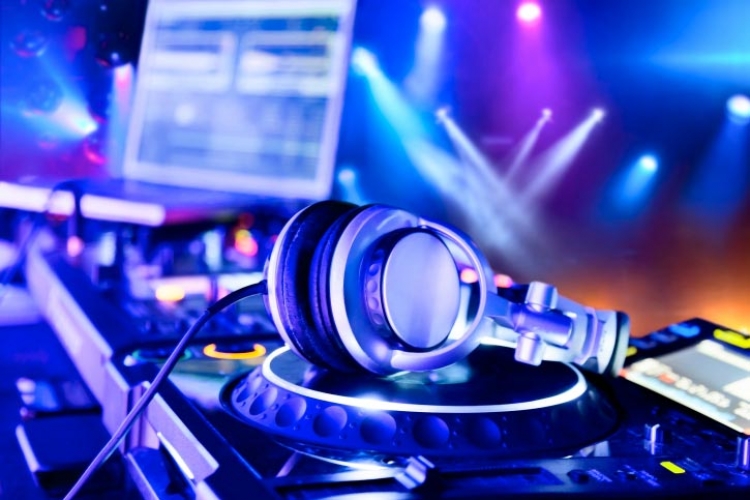 DJ kažnjen jer je zavrtio Last Christmas 24 puta zaredom (VIDEO)