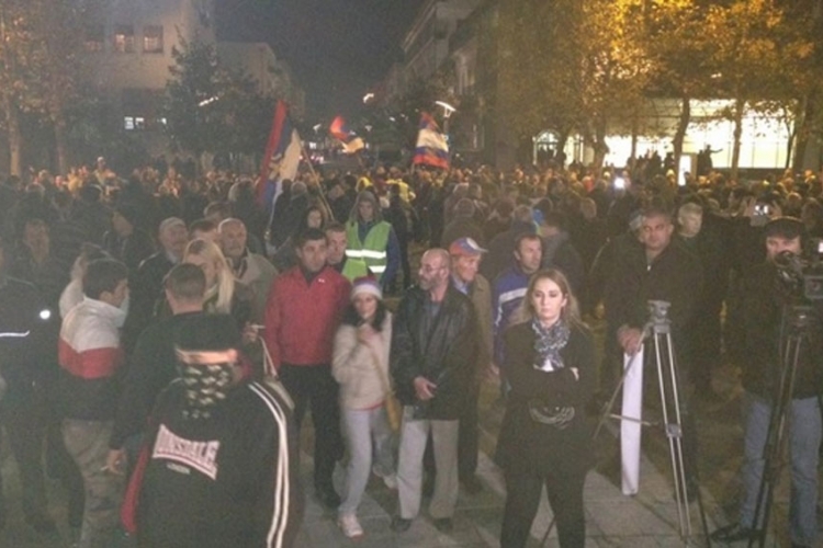Počeli mirni protesti u Podgorici (FOTO)