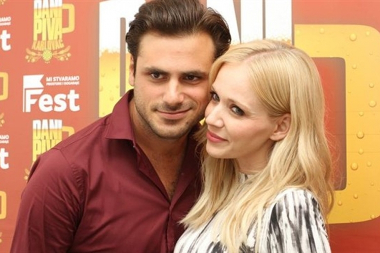 Jelena Rozga i Stjepan Hauser zapjevali i tako čestitali Božić (VIDEO)