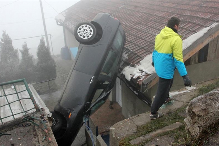 Sarajevo: Automobilom sletio s ceste i završio na krovu kuće