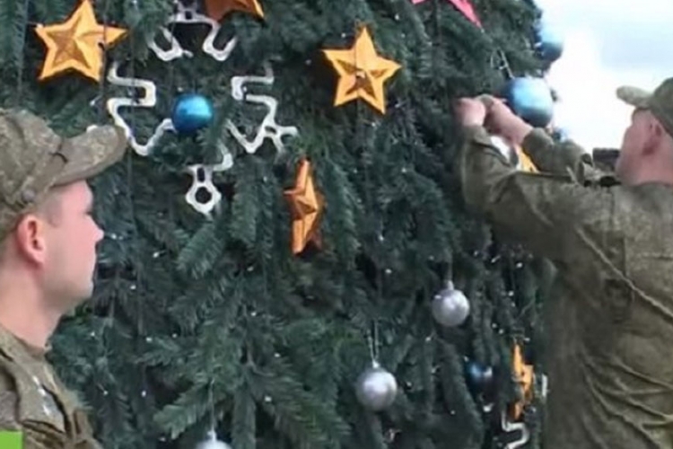 Ruski vojnici u Siriji okitili jelku (VIDEO)