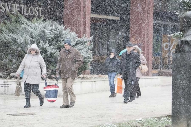Oblačno uz kratkotrajni snijeg, temperatura do 11