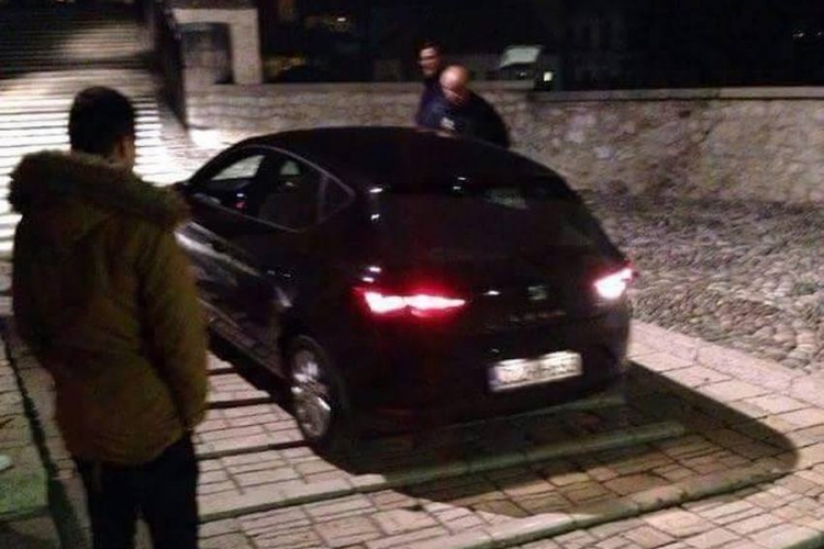 Turski državljanin u unajmljenom vozilu pokušao preći preko Starog mosta