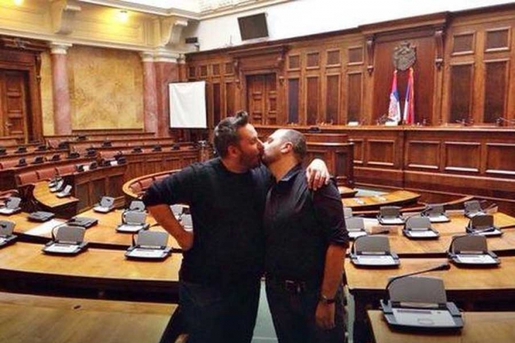 Prije godinu dana pao prvi poljubac u srpskom parlamentu, slika sad objavljena