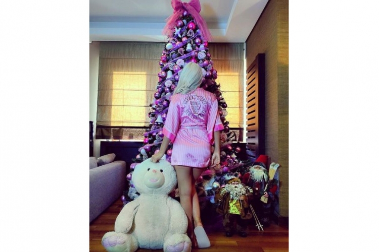 Pogledajte kako Jelena Karleuša kiti jelku (FOTO)