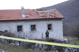 Trebinje: Eksplozivna naprava bačena na kuću upravnika zatvora (FOTO)