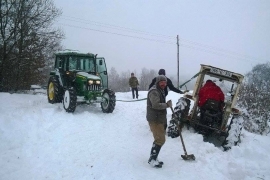 Prnjavor: Traktori u borbi sa snijegom na seoskim putevima (FOTO)