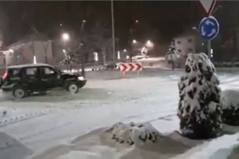 Cazinjanin pokazao kako brzo očistiti kružni tok od snijega (VIDEO)