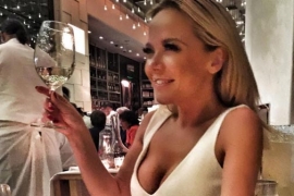 Dok kod nas pada snijeg, Maja u Majamiju sunča dekolte (FOTO)